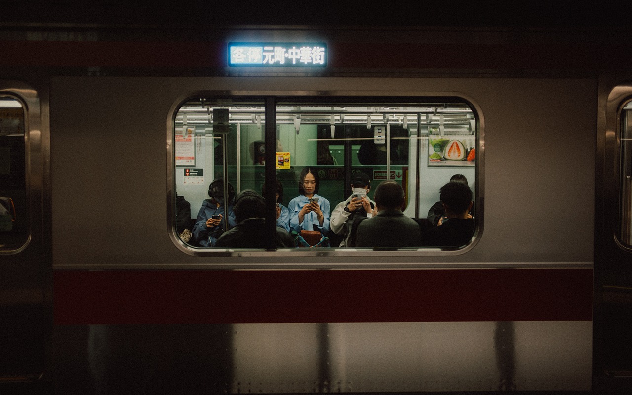 夜の電車の窓のイメージ